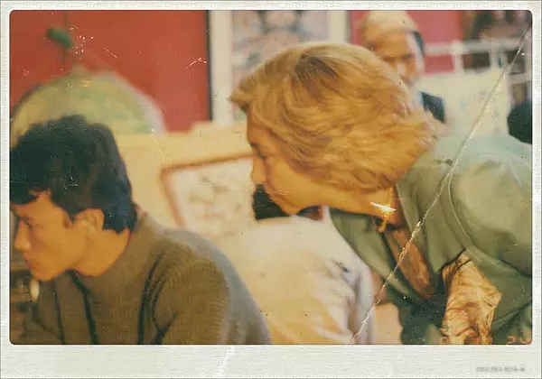 1986年伊丽莎白女王访尼泊尔于巴德岗现场观看TasiLama作画